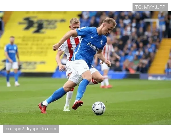 莱切队加练定位球攻防演练，重点强化解围后的快速散开与反击队形